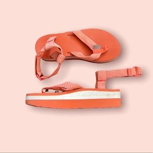 ❌SOLD❌Teva marled coral platform t sandals